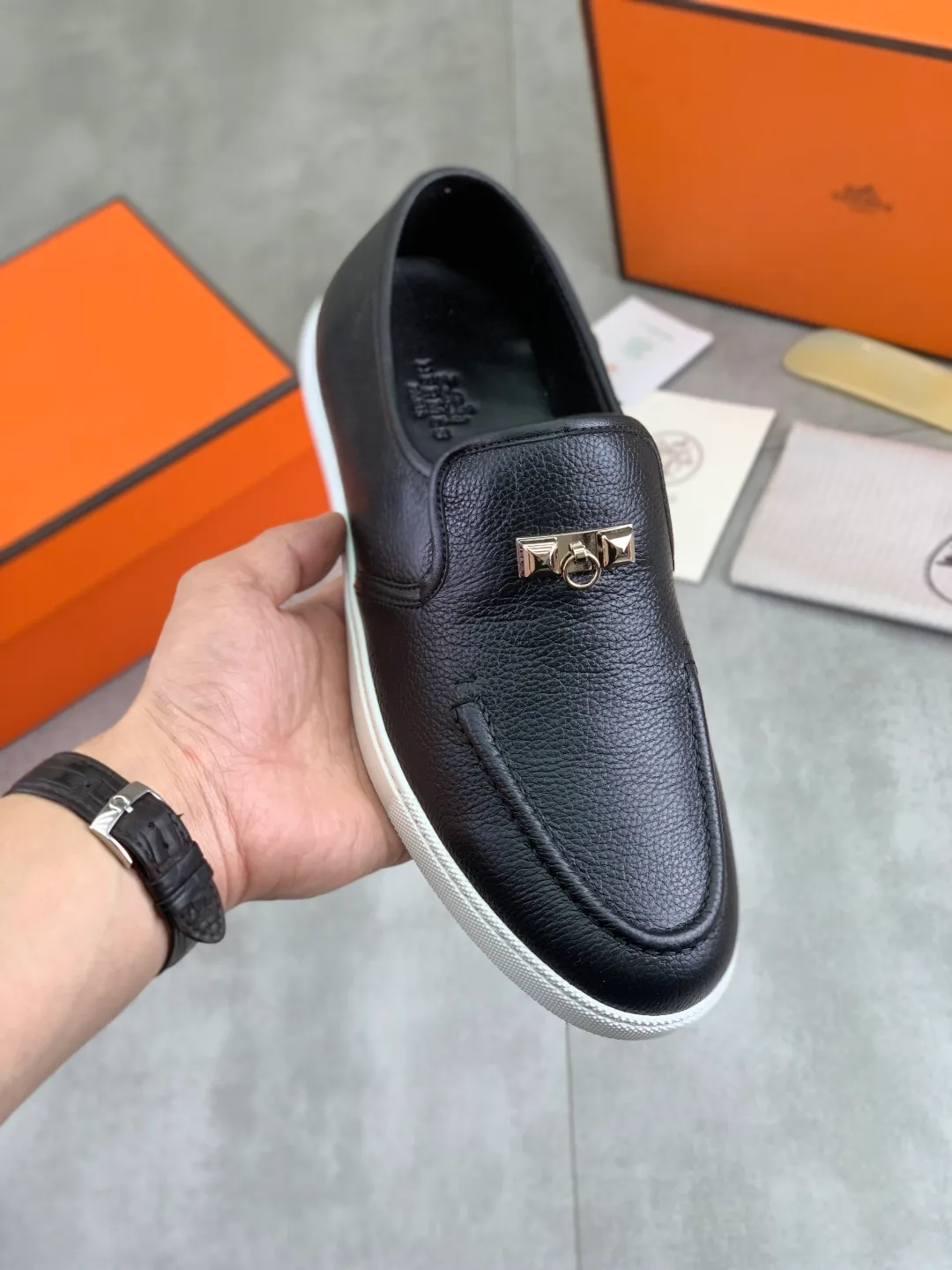 Factory price P600 New style Top version Original order Hermes Men's Drift Sneaker Spring new casual sports shoes Original purchase, development, production H family men's classic series, technical breathable fabrics with cowhide Casual sports shoes Casual sports dad shoes combine high-tech breathable materials and cowhide, H family exclusive button decoration on the side The outsole is full of H italic design and bright colors to show vitality and continue the brand design inspiration. Stroll around the city lightly and feel free and comfortable. Delivered in exquisite packaging🛍📦 ▪️Fabric: original customized breathable material + first layer of frosted cowhide ▪️Inner: cowhide feet ▪️Outsole: molded and evacuated PU+TPU material ▪️Size: 35-45 Multiple colors available Premium packaging